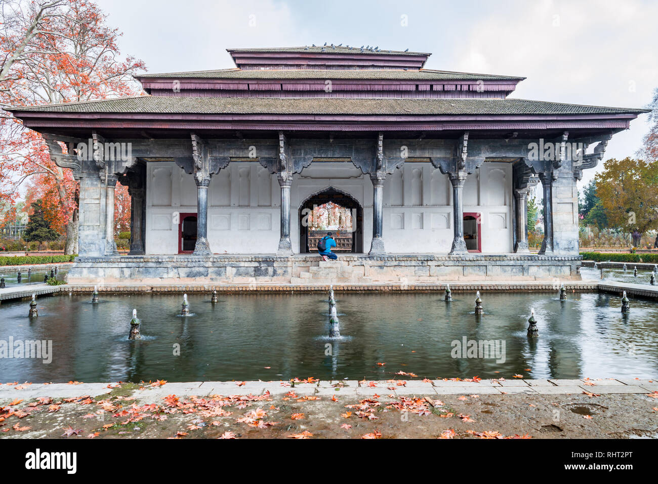 Edificio de Patrimonio de Mughal con reflexión en la piscina durante el otoño en Shalimar Bagh Jardín Mughal de Cachemira Foto de stock