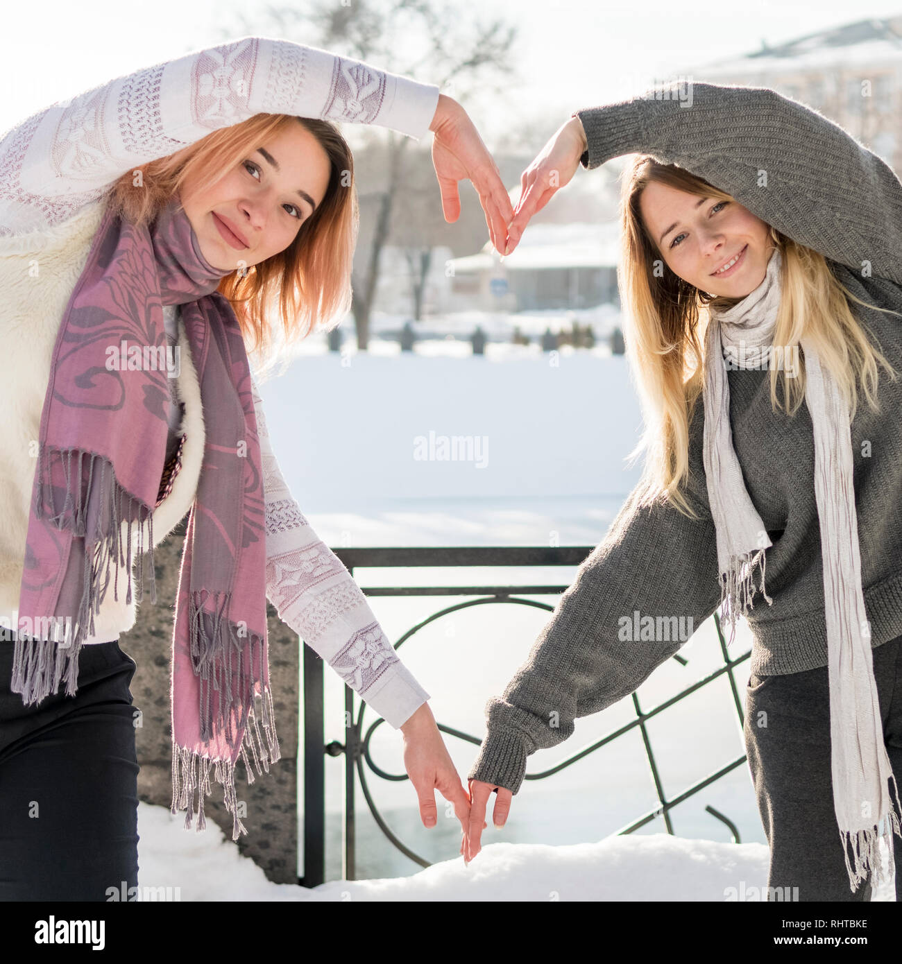 Dos Mujeres Hechas A La Forma De Un Corazon En El Fondo De Una Ciudad De Dos Mujeres Hechas A La Forma De Un Corazon En El Fondo De Una Ciudad De