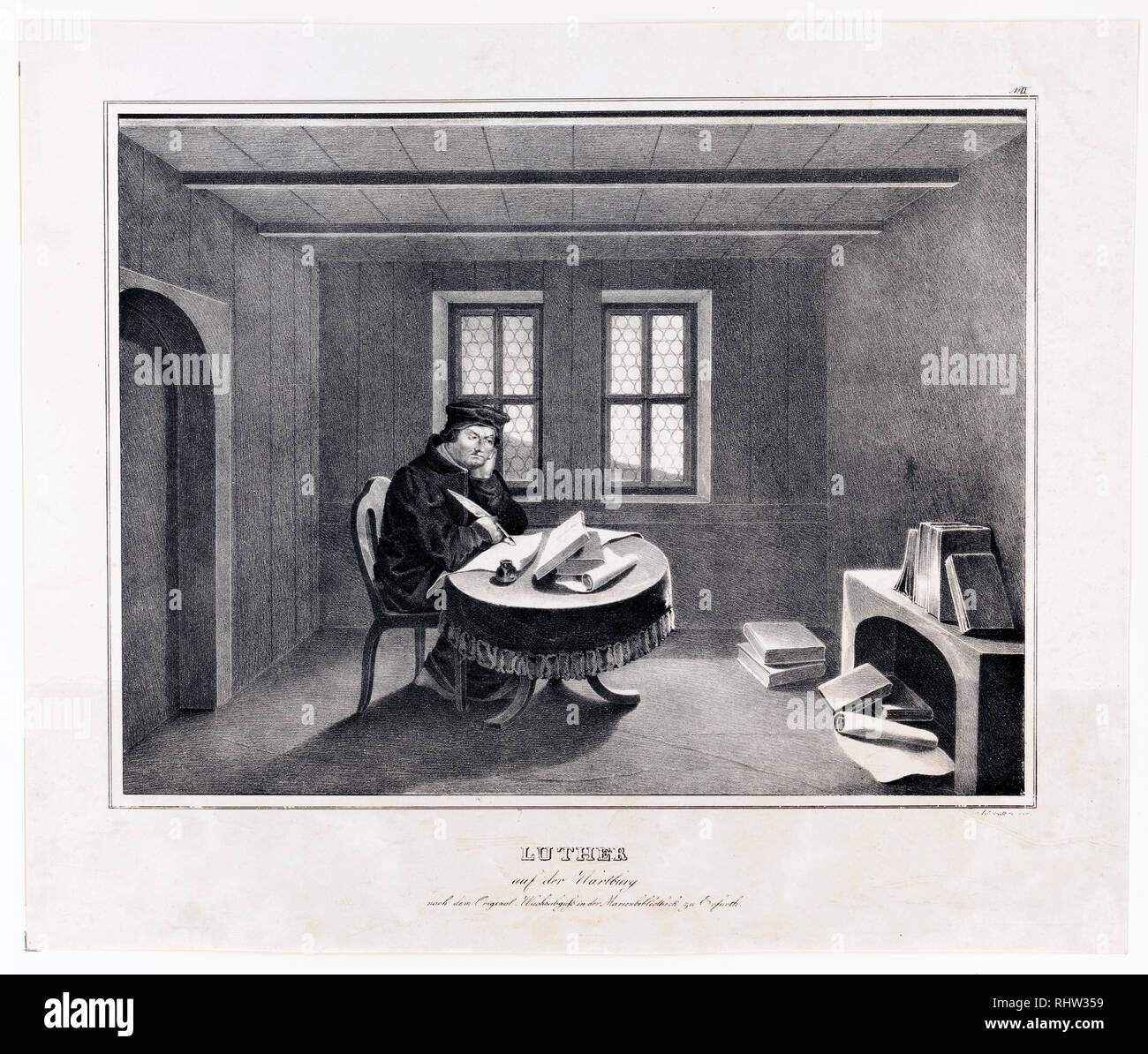 Impresión muestra Martin Luther sentado en una mesa en su habitación en el castillo de Wartburg, posiblemente traducir el Nuevo Testamento del griego original en alemán. Foto de stock