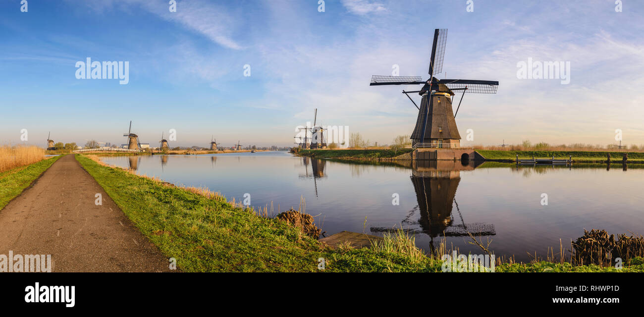 Rotterdam, Países Bajos, Panorama de molino de viento holandés en Kinderdijk Village Foto de stock