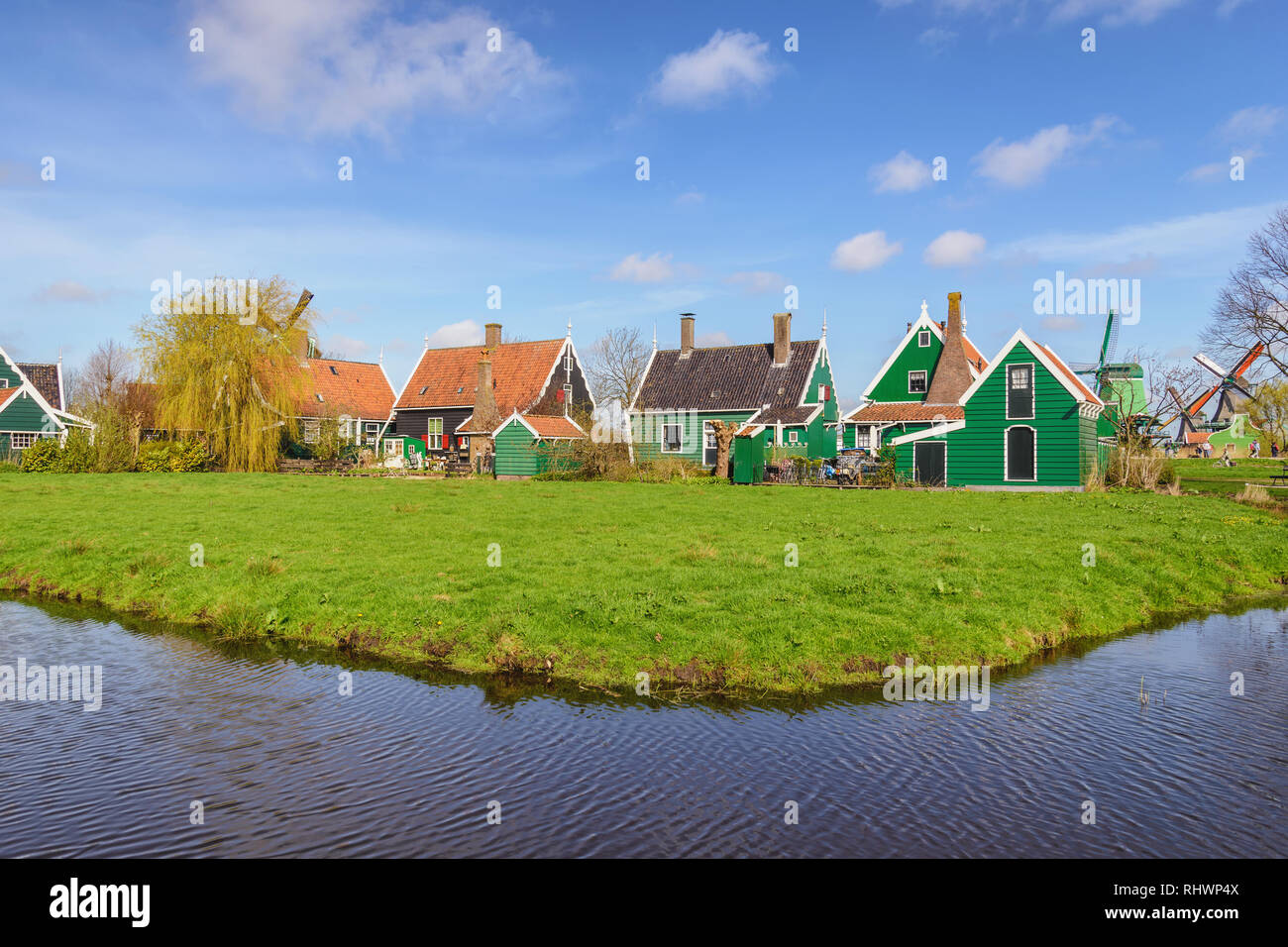 Amsterdam, Holanda, Molino y casa tradicional en Zaanse Schans Village Foto de stock