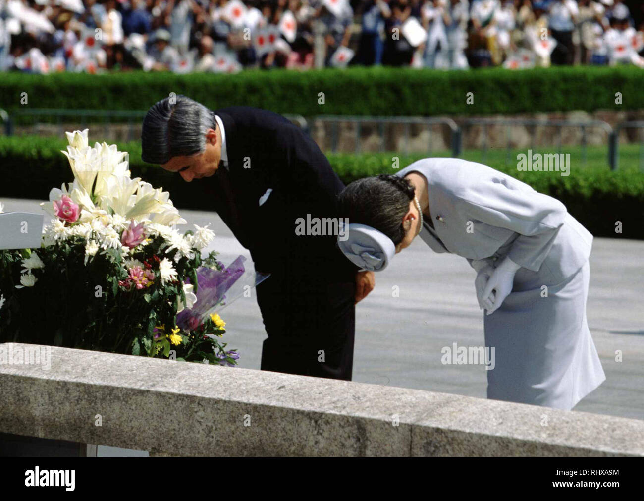 Parque de la Paz de Hiroshima. El 27 de julio de 1995. Japón, Hiroshima, 27  de julio de 1995 - el Emperador Akihito y la Emperatriz Michiko bow después  poniendo las flores