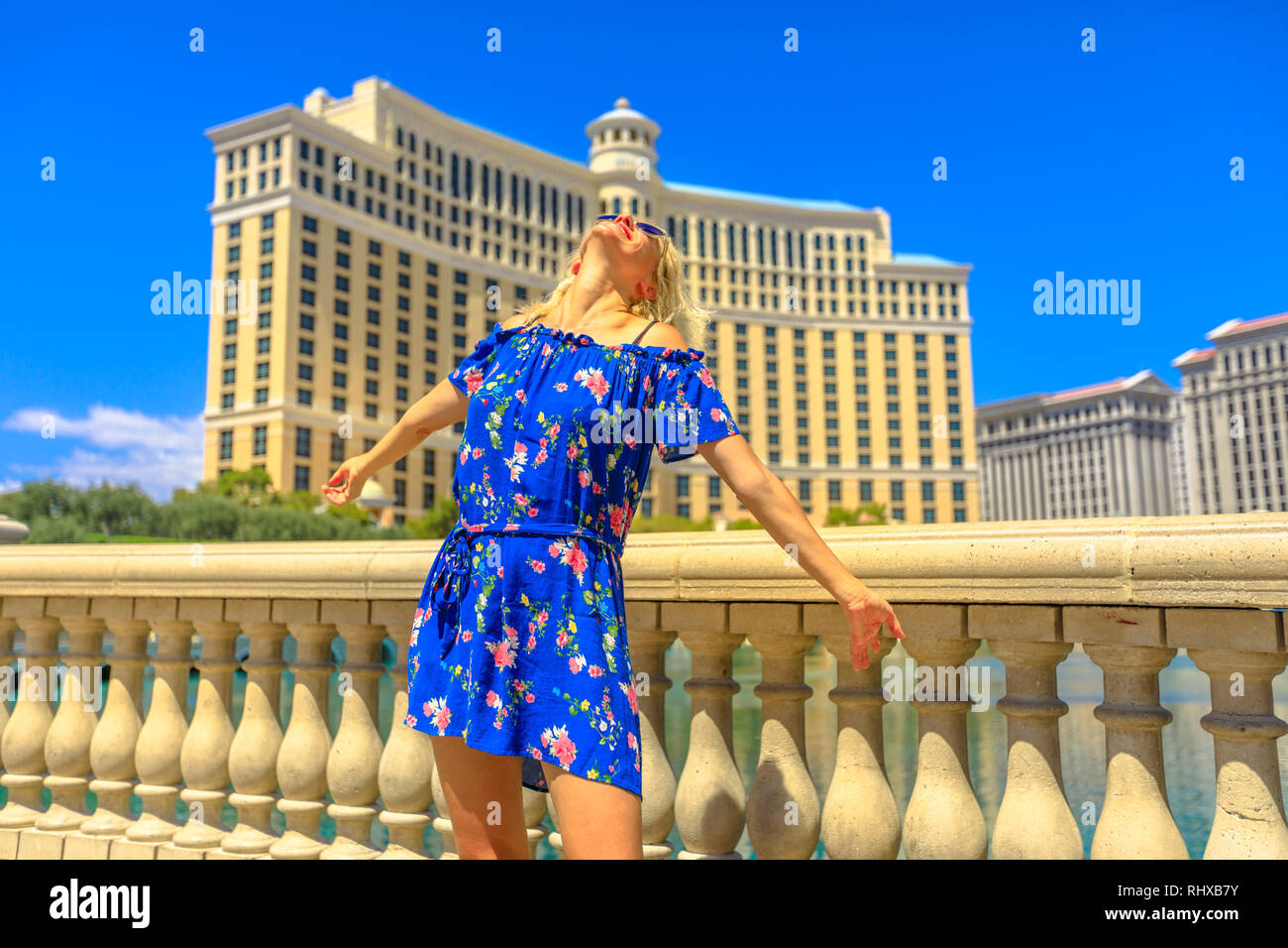 Señora rubia turismo vacaciones en la ciudad de Las Vegas, Nevada, EE.UU.  Mujer con gafas de sol lifestyle caucásica disfrutar en el balcón de Las  Vegas Fotografía de stock - Alamy