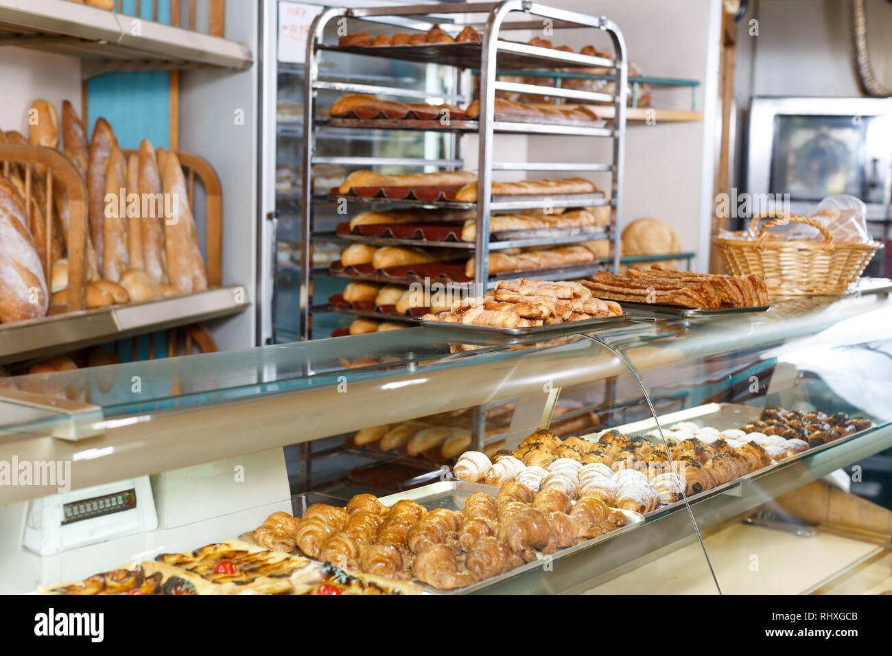 Vista de pantalla de cristal de panadería llena de diversos apetitosas golosinas Foto de stock