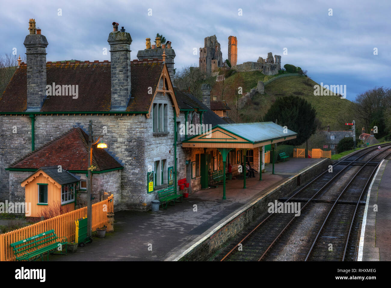 El castillo Corfe, un tren de vapor, Dorset, Inglaterra, Reino Unido Foto de stock