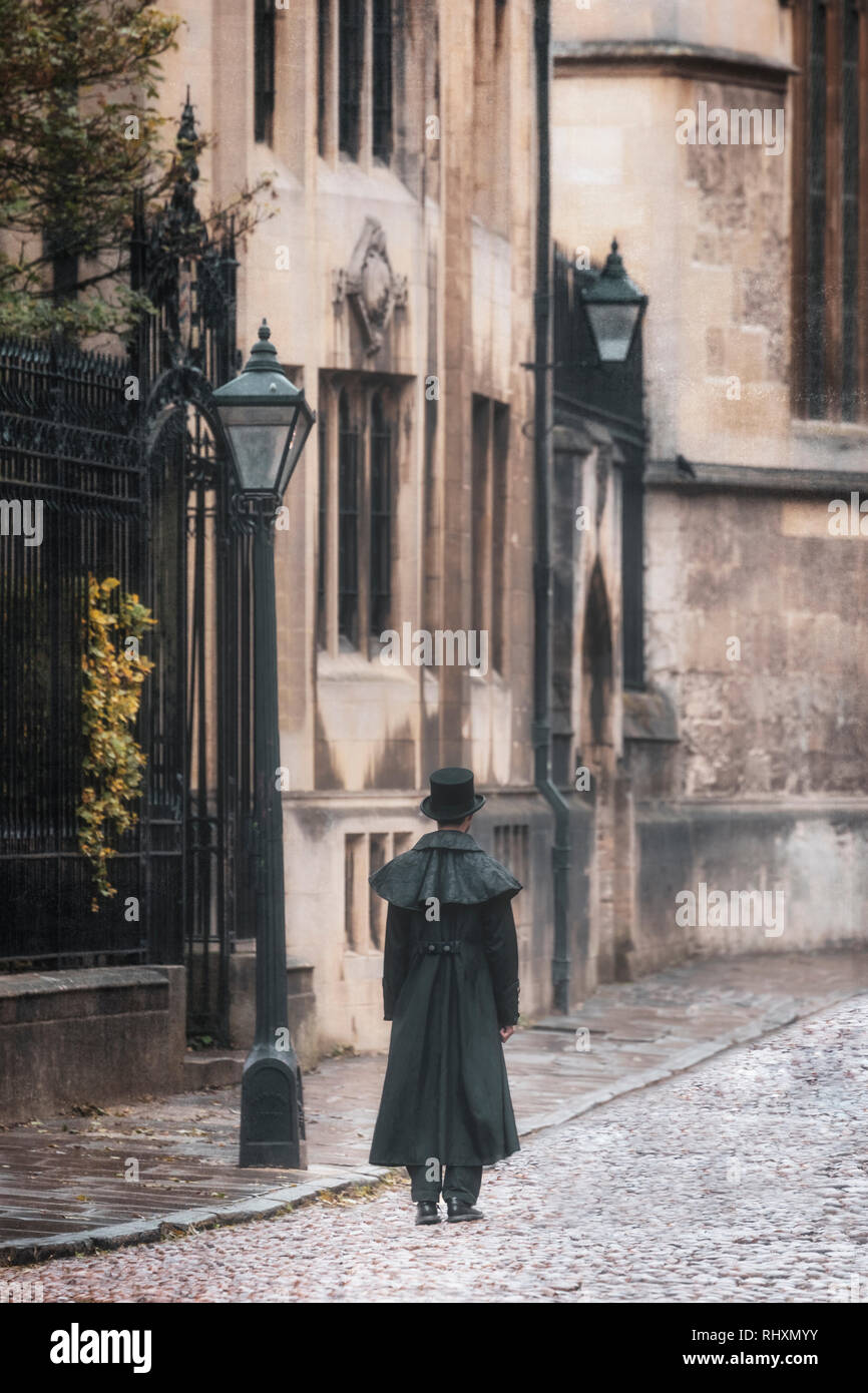 Un hombre Victoriano está caminando por un callejón en Oxford, Inglaterra Foto de stock