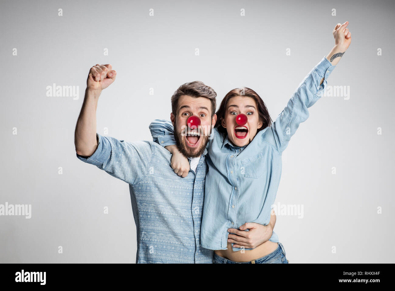 Télécharger gratuitement Images La Sorpresa Feliz Y Sonriente Al Hombre Y A La Mujer En La Nariz le plus cool salutations