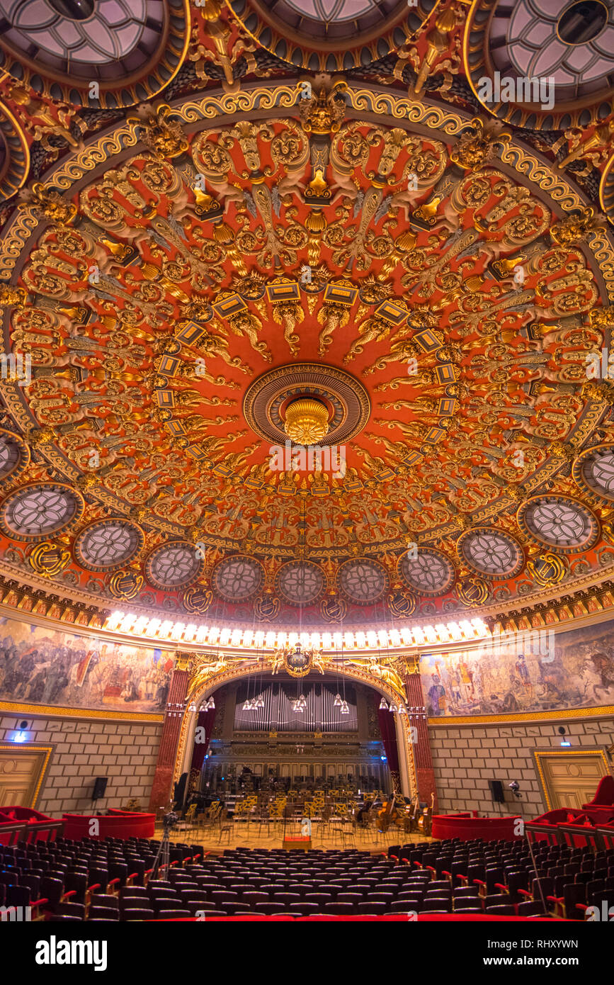Interior de la acogedora y una impresionante sala de conciertos en el Ateneo Rumano (Ateneul Roman o Ópera Rumana) en Bucuresti, Rumania. Foto de stock