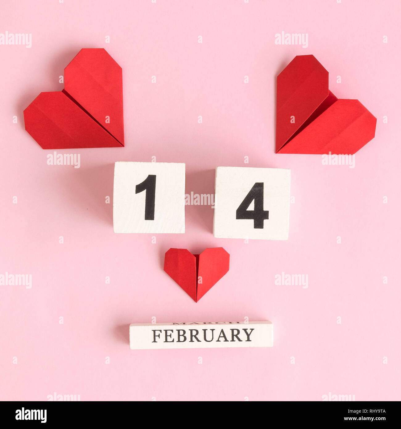 Sentar Planas De Origami Corazones De Papel Y Madera En Forma De