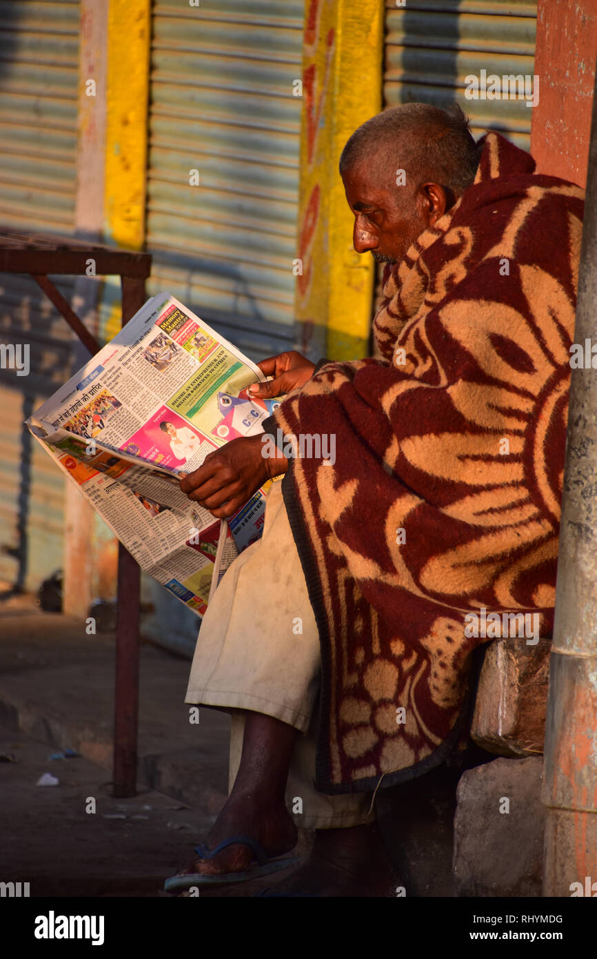 Lector de periódico indio, Sardar Market, Jodhpur, Rajasthan, India Foto de stock
