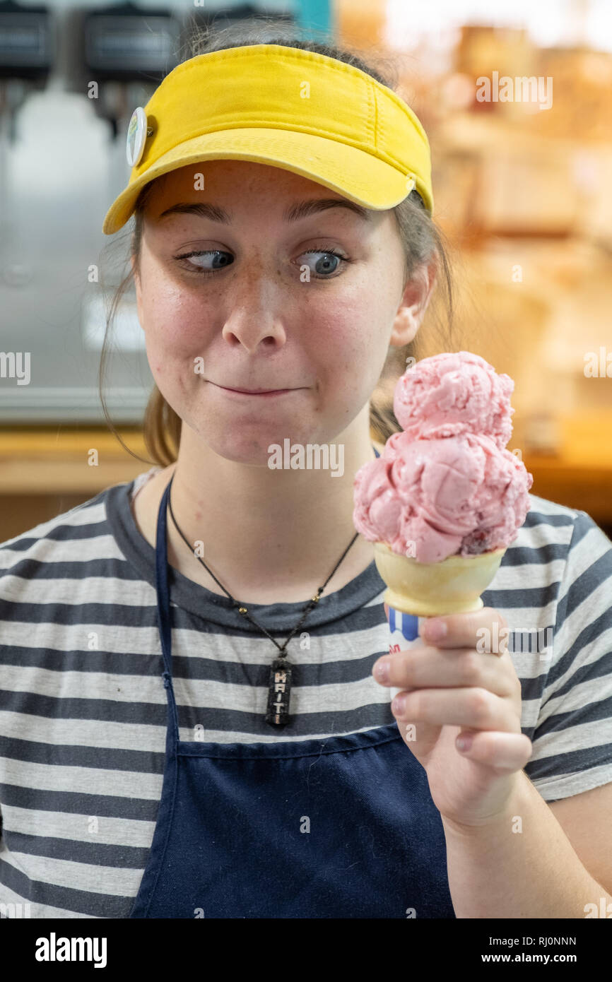 High school girl recogiendo el helado para un cliente. Foto de stock