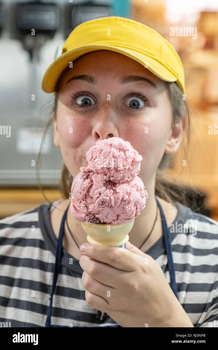 High school girl recogiendo el helado para un cliente. Foto de stock
