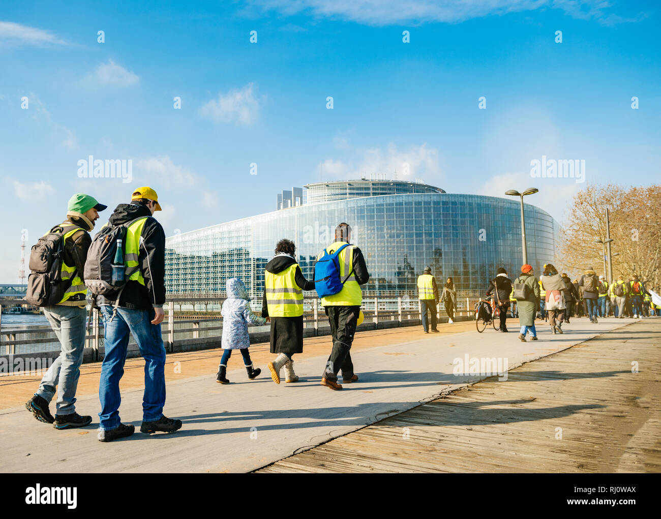 Estrasburgo, Francia - Feb 02, 2018: la gente demostrando caminando hacia el Parlamento Europeo durante la protesta de Gilets Jaunes chaleco amarillo manifestación manifestaciones antigubernamentales Foto de stock