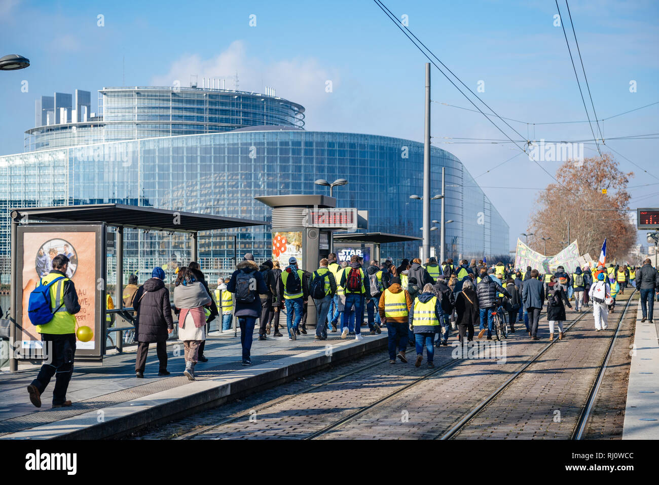 Estrasburgo, Francia - Feb 02, 2018: la gente demostrando caminando hacia el Parlamento Europeo durante la protesta de Gilets Jaunes chaleco amarillo manifestación manifestaciones antigubernamentales Foto de stock