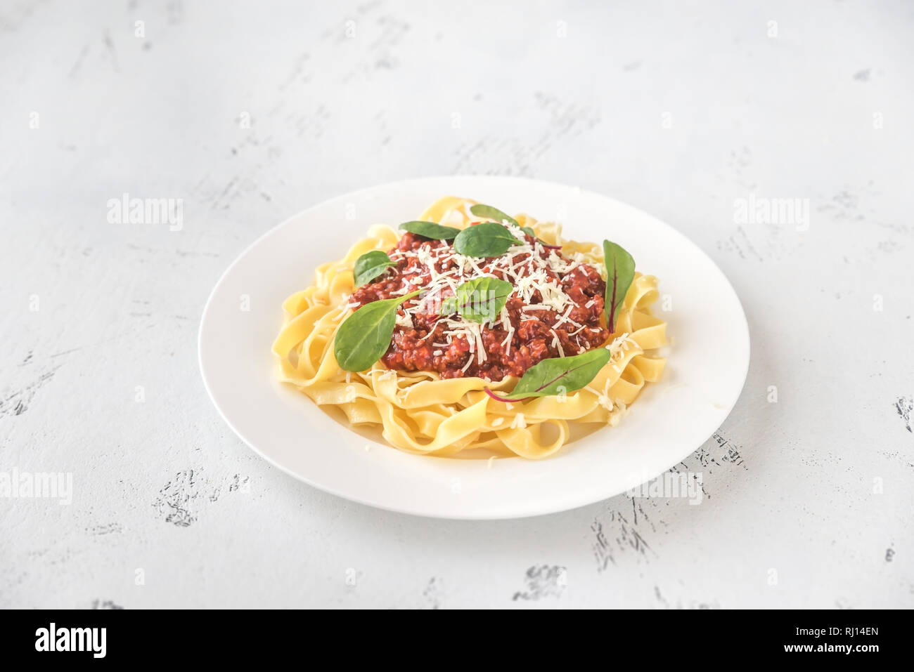 Parte de tagliatelle con salsa boloñesa sobre la mesa Foto de stock