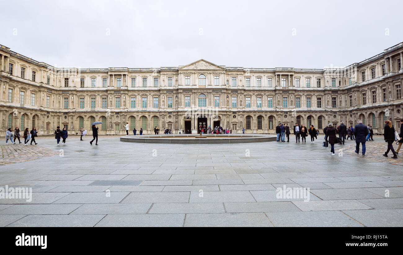 París, Francia - 10 de noviembre de 2018, - Vista del famoso Museo del Louvre en invierno y un día lluvioso. Museo del Louvre es uno de los museos más grande de todo el mundo Foto de stock