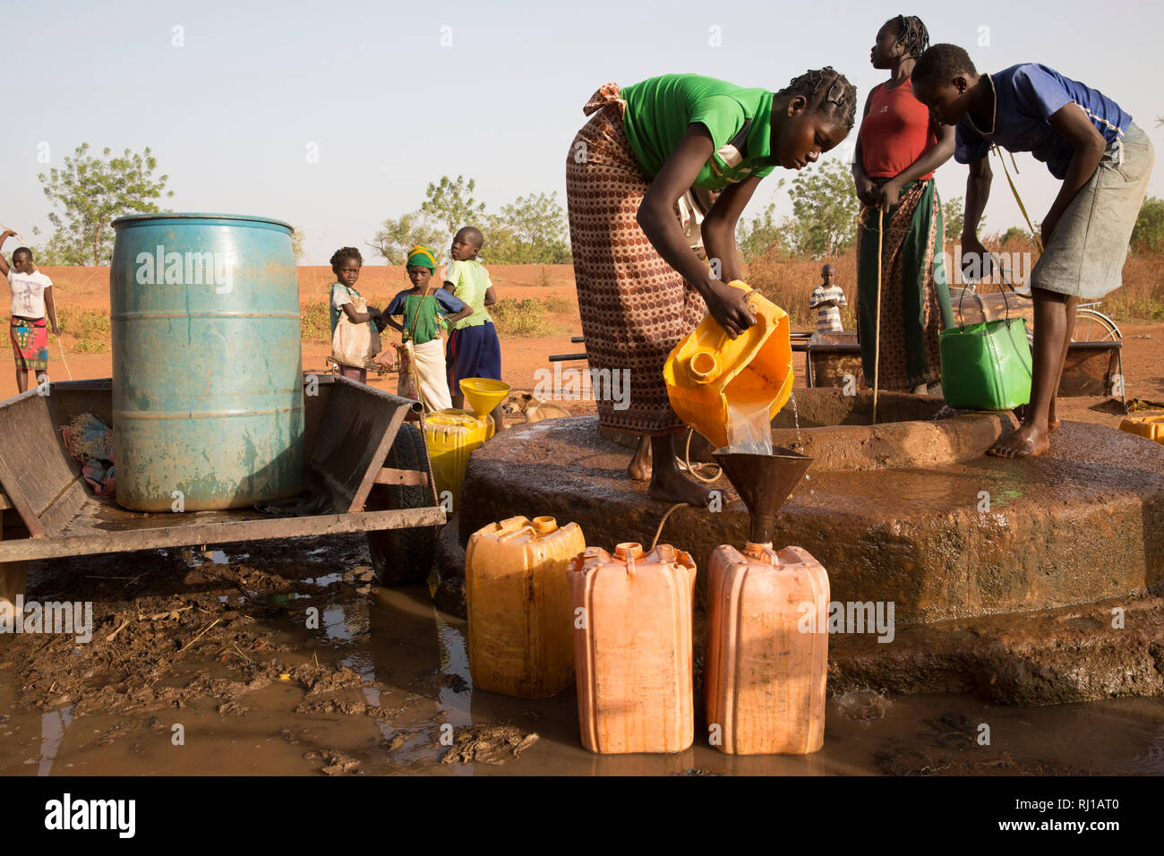 Aldea de Samba, Provincia Yako, Burkina Faso: Abzetta Sondo, de 19 años, recoge agua para su hogar. Foto de stock