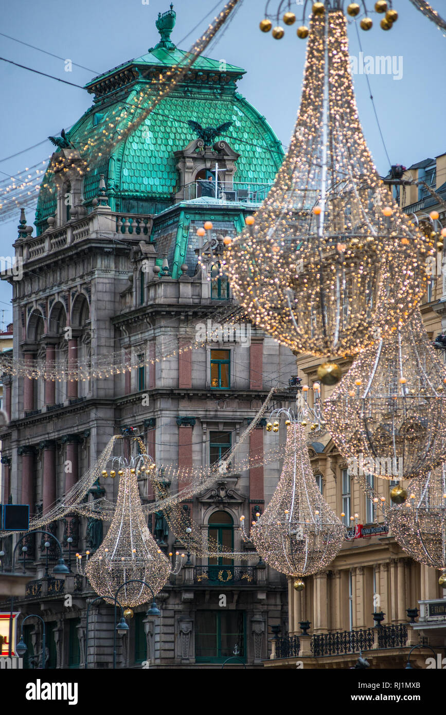 Palais equitativa con las luces de Navidad visto desde Graben, una mansión en stock-im-Eisen-Platz (ahora parte de Stephansplatz), Innere Stadt, Viena, Austria. Foto de stock
