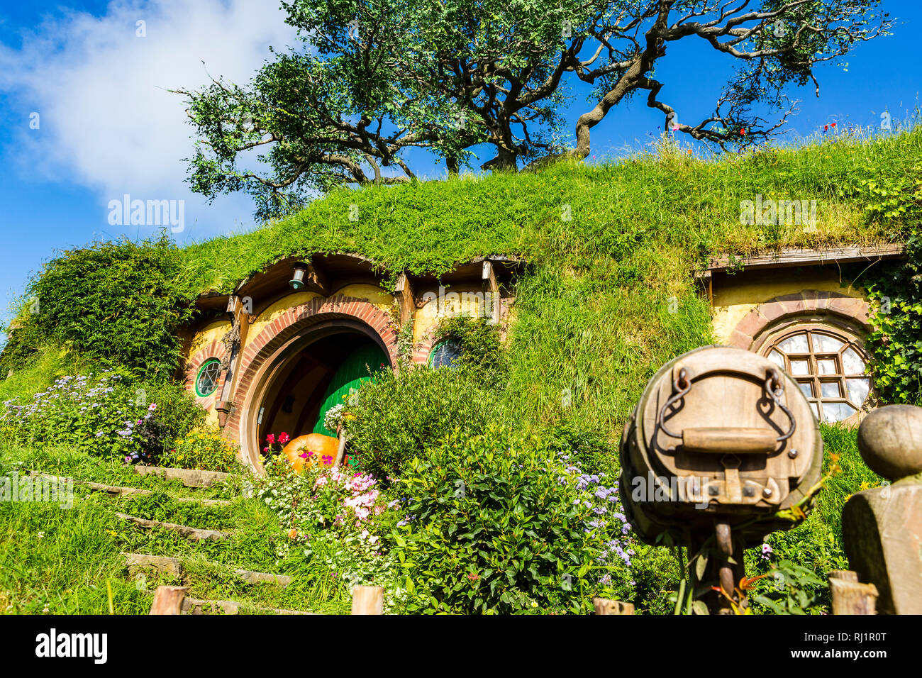 MataMata, Nueva Zelandia - Marzo 2017 Hobbit casa con hermoso jardín verde en verano Hobbiton Foto de stock