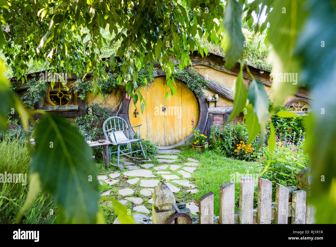 MataMata, Nueva Zelandia - Marzo 2017 Hobbit casa con hermoso jardín verde en verano Hobbiton Foto de stock
