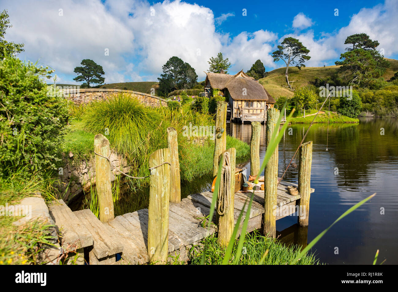 MataMata, Nueva Zelandia - Marzo 2017 Hobbit house y el antiguo molino junto a un antiguo puente de grava Hobbiton Foto de stock