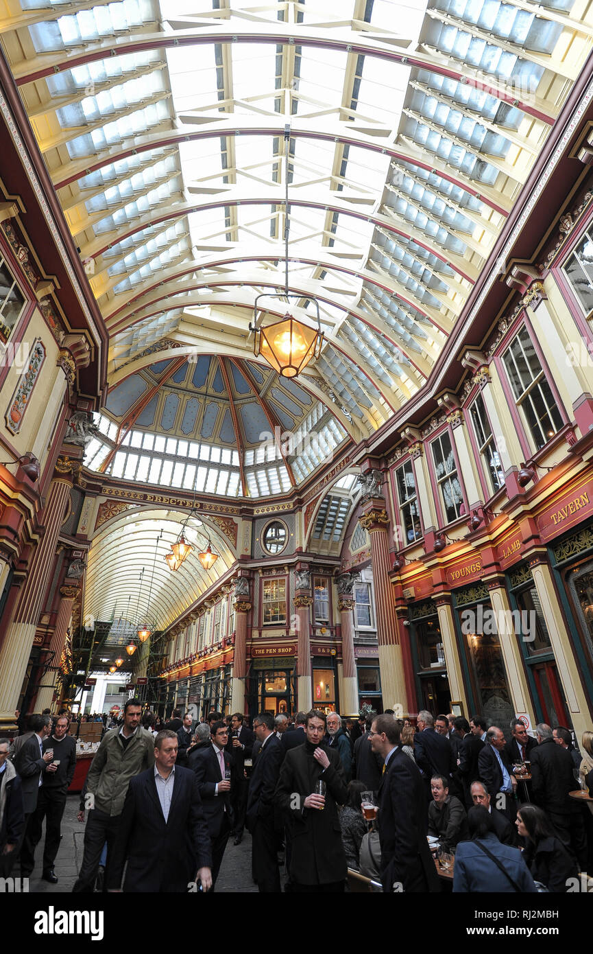 Mercado Leadenhall diseñado en 1881 por Sir Horace Jones en la ciudad de Londres, Inglaterra, Reino Unido. El 24 de octubre de 2008 © Wojciech Strozyk / Alam Foto de stock