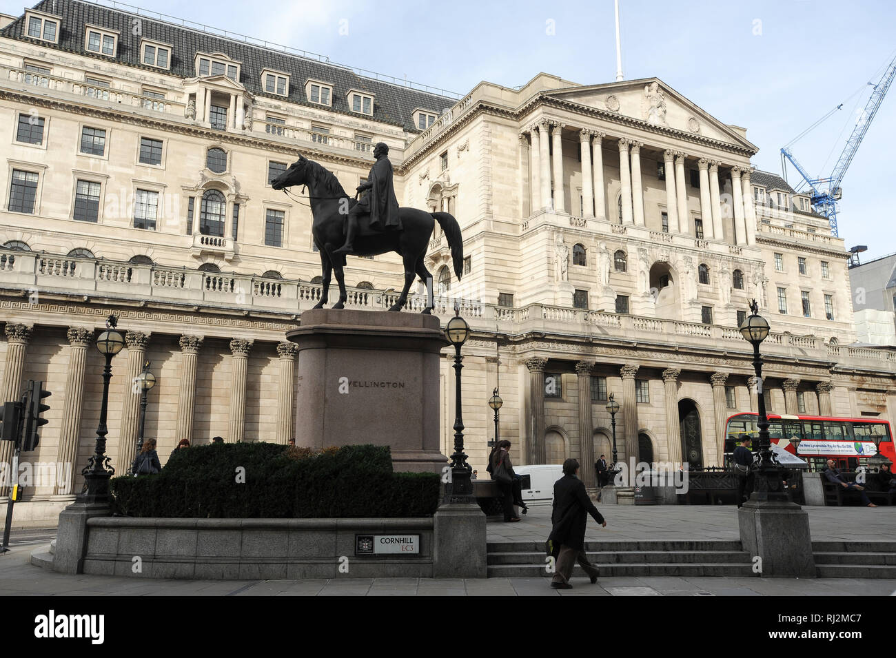 La estatua ecuestre del duque de Wellington 1844 delante del Banco de Inglaterra en la ciudad de Londres, Inglaterra, Reino Unido. El 24 de octubre de 2008 © W Foto de stock