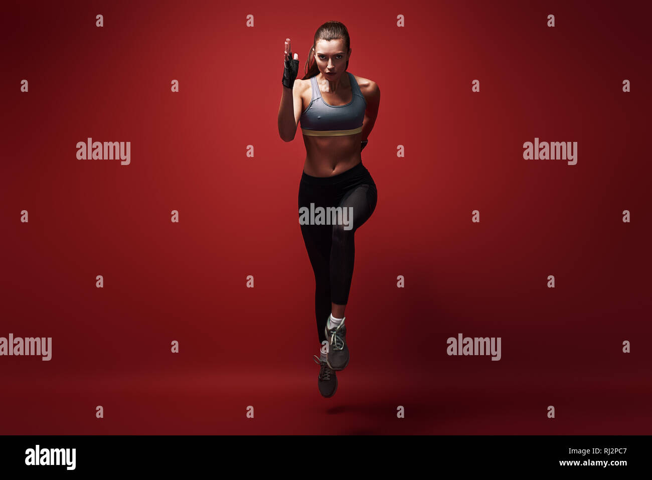 Collage de longitud total fitness mujer de pie en ropa deportiva Fotografía  de stock - Alamy