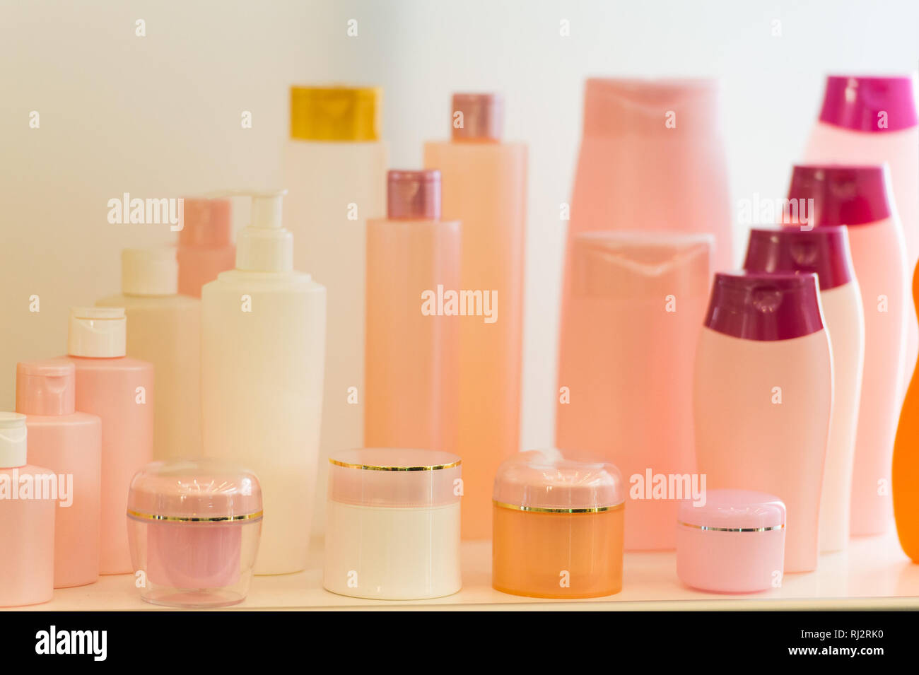 Composición con contenedores de productos de belleza y cuidado del cuerpo. Eco cosméticos colores rosa. Foto de stock