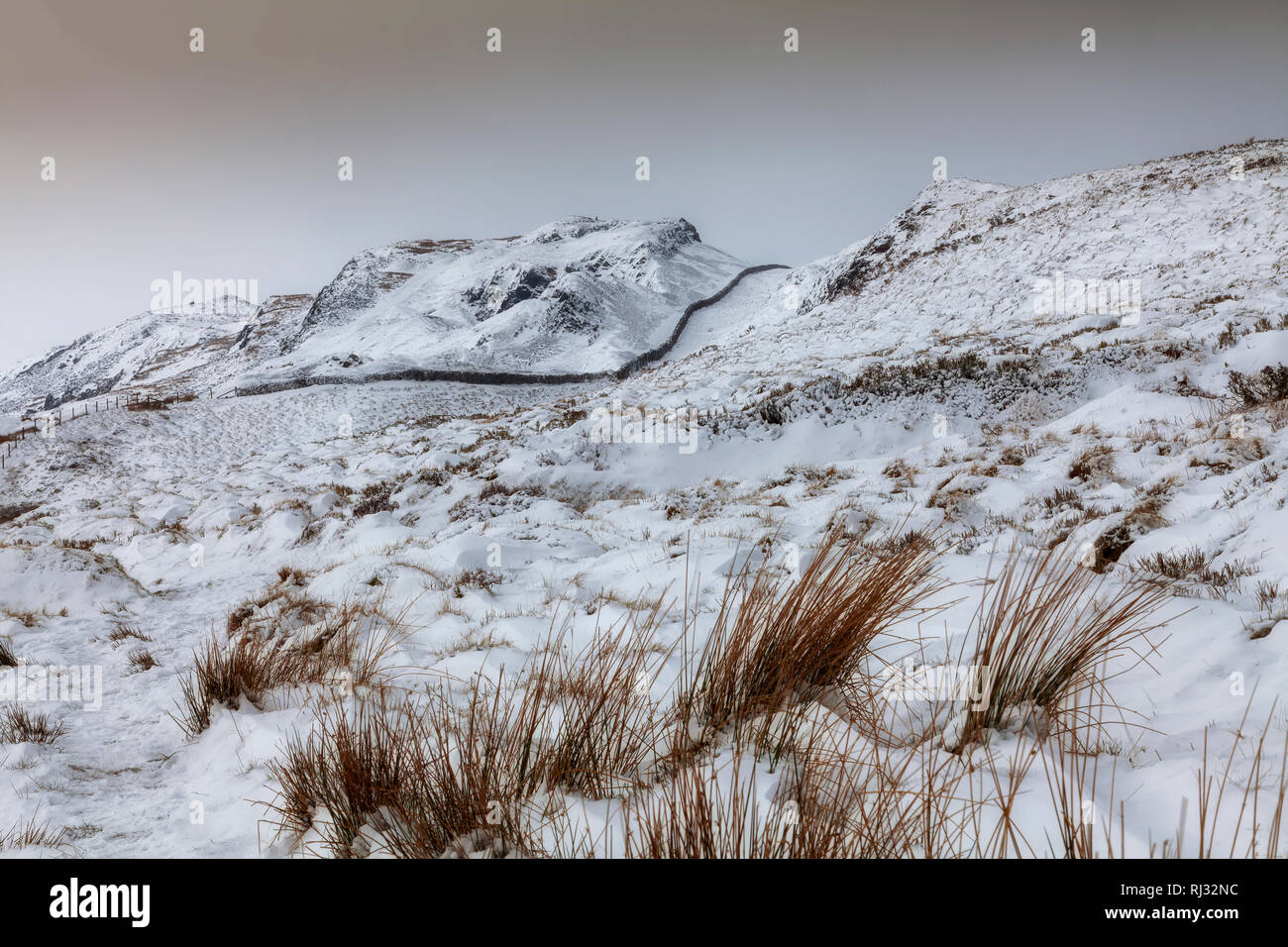 Belleza de las montañas nevadas de Brecon Beacons Foto de stock
