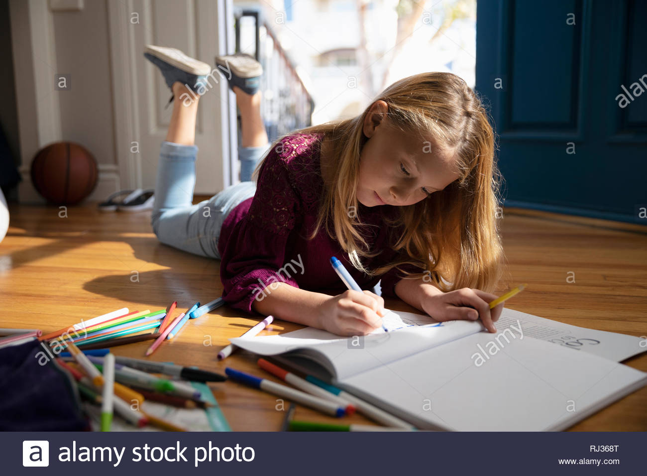 Colorear chica en piso Foto de stock