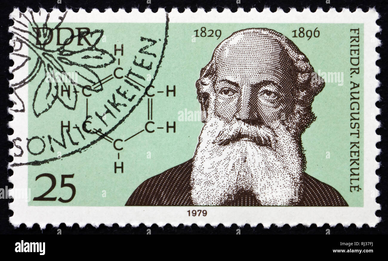 Alemania: circa 1979: un sello impreso en Alemania muestra Friedrich August Kekule, químico orgánico alemán y anillo de benceno, circa 1979 Foto de stock