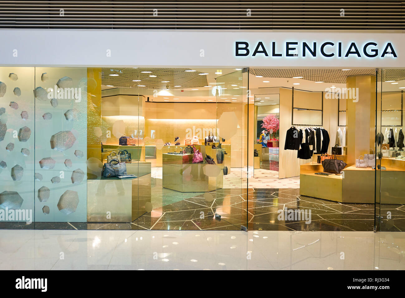 HONG KONG - Enero 26, 2016: diseño de Balenciaga store en elementos Shopping  Mall. Balenciaga es un lujo europeo casa de moda fundada por Cristóbal  Fotografía de stock - Alamy