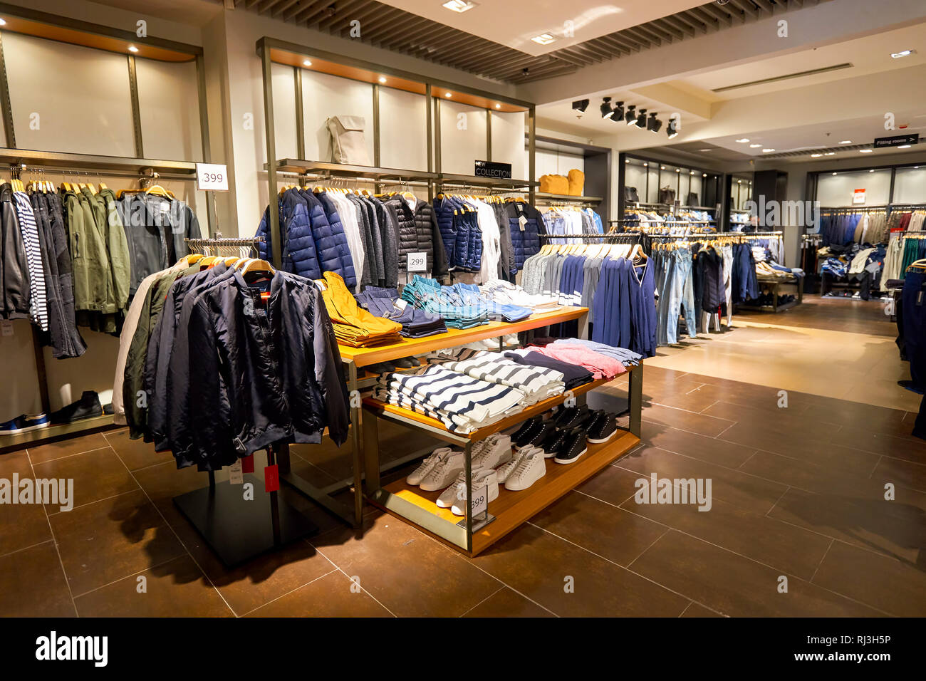HONG KONG - Enero 27, 2016: interior de la primera tienda de Zara en  elementos Shopping Mall. Zara es una tienda de ropa y accesorios en español  con sede en Arteixo Fotografía