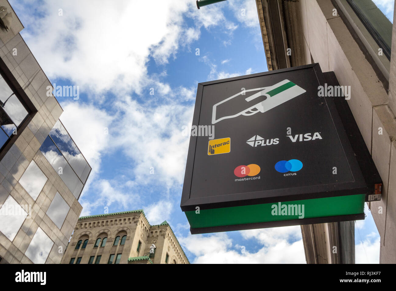 MONTREAL, Canadá - 7 de noviembre de 2018: Firmar en un cajero automático con el logos indicando el crédito y débito se aceptan tarjetas de pago, que incluyen Visa, Mastercard Foto de stock