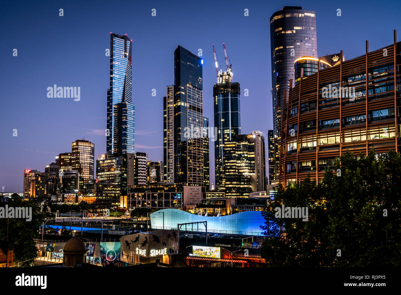 El 3 de enero de 2019, Melbourne, Australia: Melbourne skyline al atardecer con Riverside Quay edificios, incluyendo la torre Eureka de Melbourne Australia Foto de stock