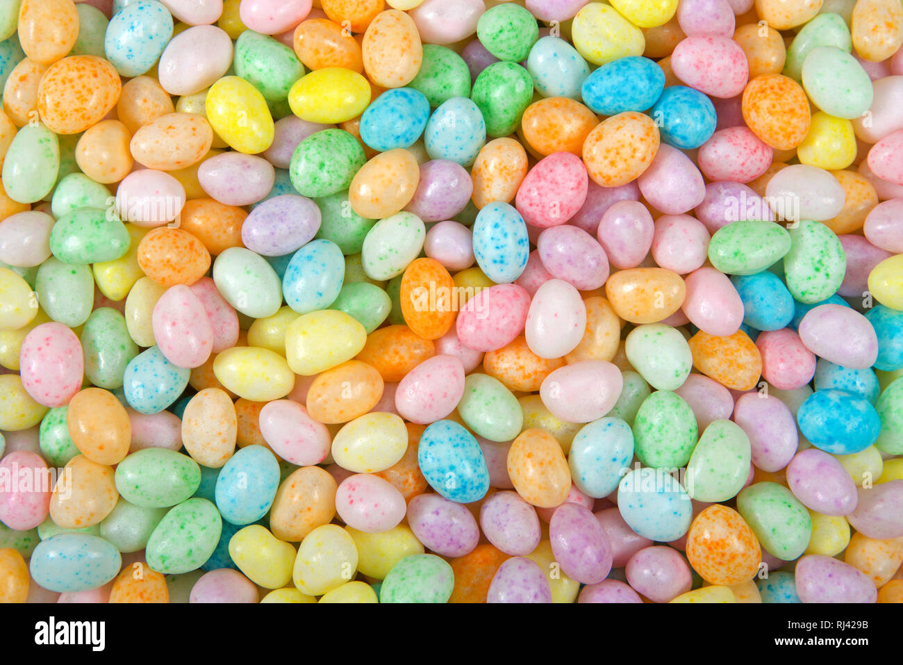 Muchos coloridos caramelos Jelly Beans en una superficie plana. Populares dulces de pascua. Foto de stock
