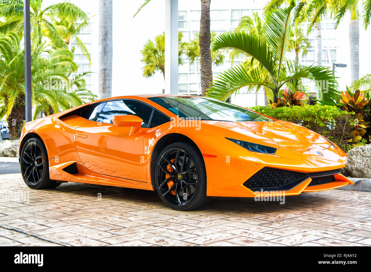 Miami, Florida, . Febrero 19, 2016: Supercar Lamborghini Aventador de color  naranja aparcado junto a Ocean Drive en South bech en Miami, Florida.  Lamborghini es famoso caro Automóvil automóvil de la marca