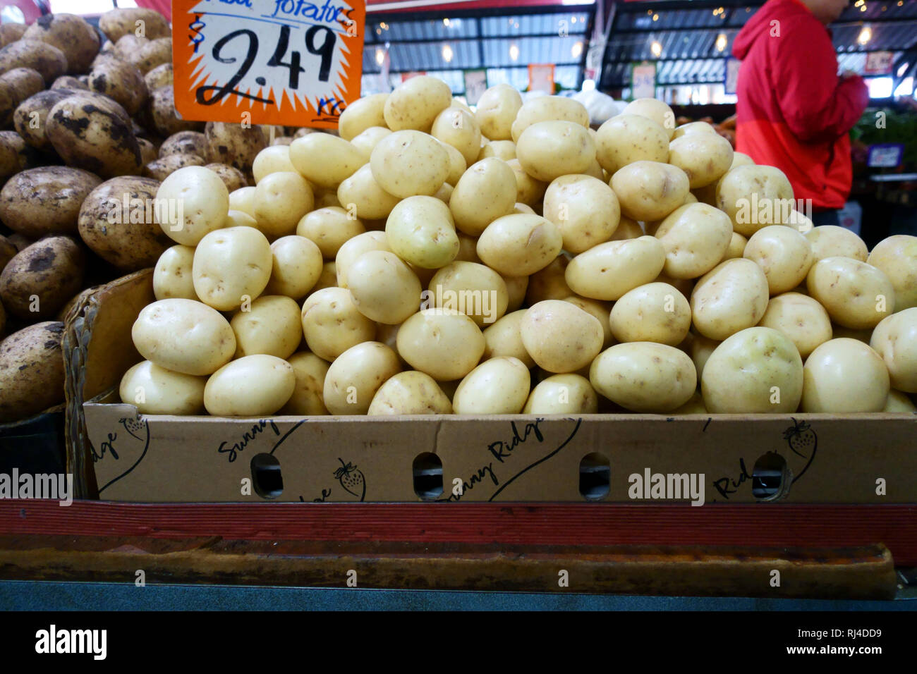 Venta de papas en el mercado de la reina Victoria Melbourne, Victoria, Australia Foto de stock