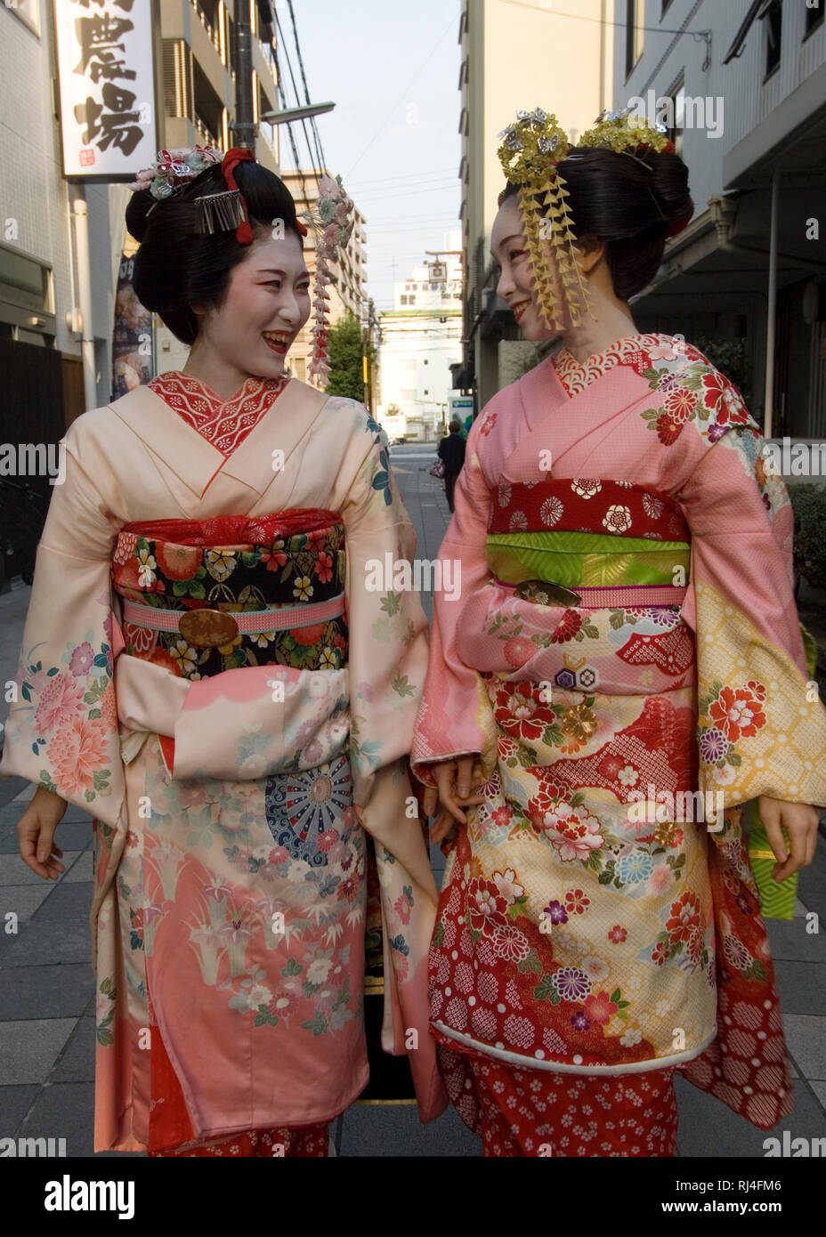 Dos mujeres jóvenes, japonés, Kyoto, Japón, Maiko, elaborados kimonos, vestidos tradicionales, Foto de stock