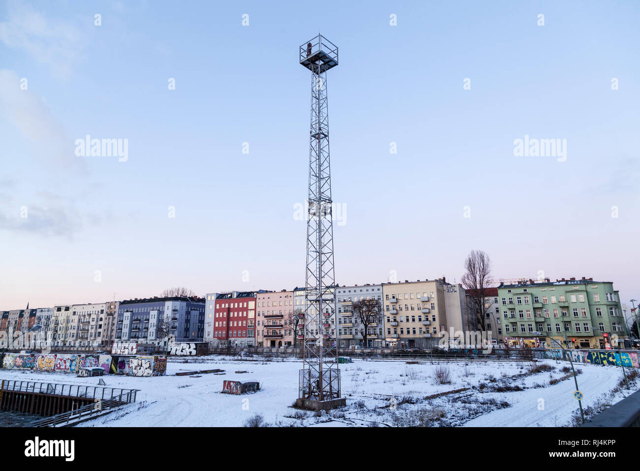 Pequeña Torre y casas en Stralauer Allee en Berlin Treptow (vista desde Elsenbridge) Foto de stock