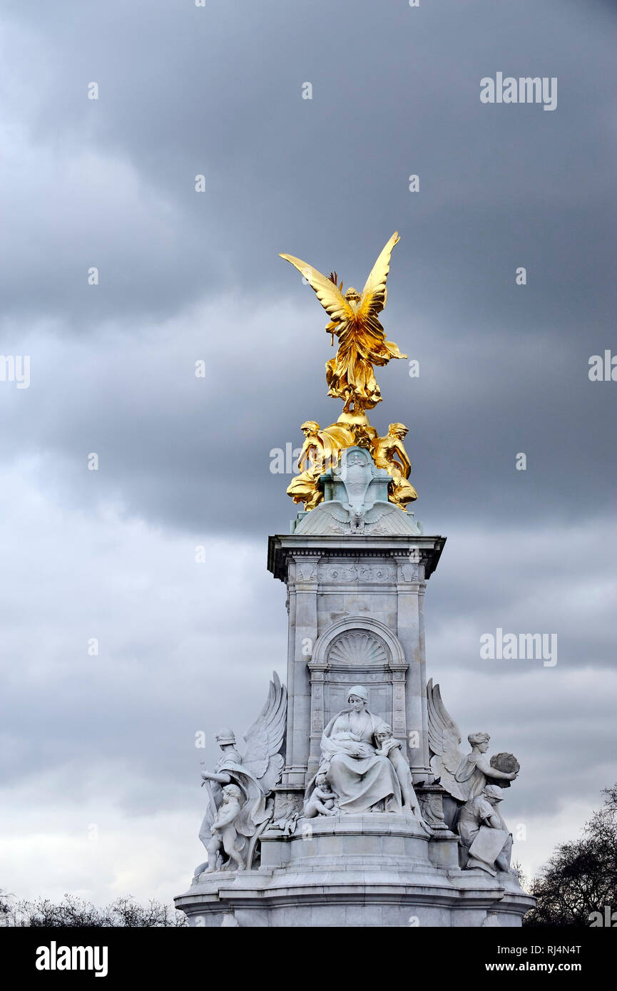 La reina Victoria Denkmal vor dem Buckingham Palace en Londres Foto de stock
