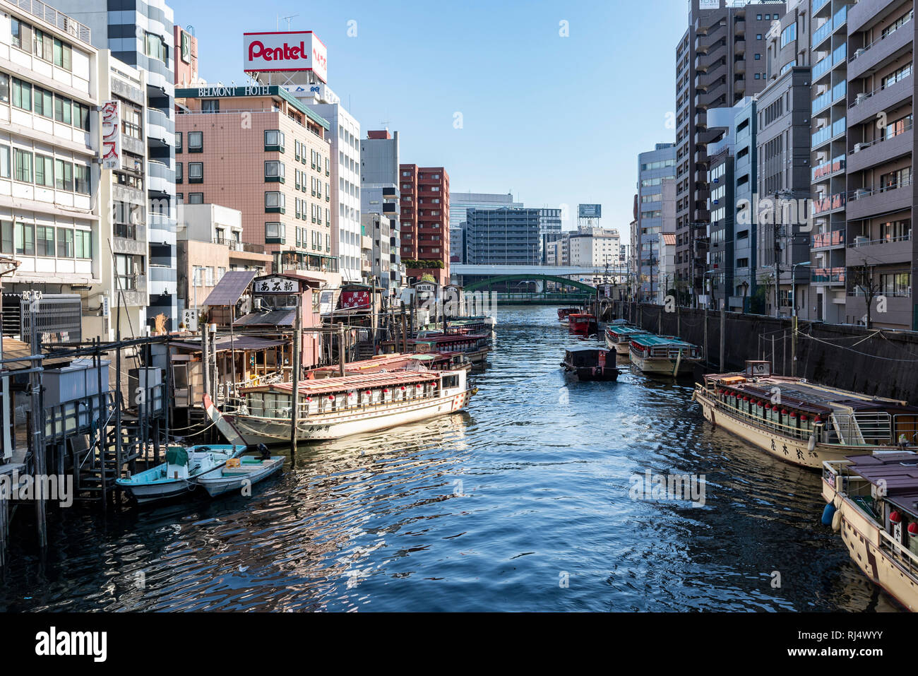 Río Kanda vista desde el puente hacia Asakusabashi, puente Yanagibashi Taito-Ku, Tokio, Japón Foto de stock