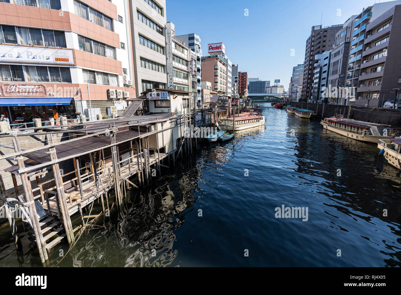 Río Kanda vista desde el puente hacia Asakusabashi, puente Yanagibashi Taito-Ku, Tokio, Japón Foto de stock