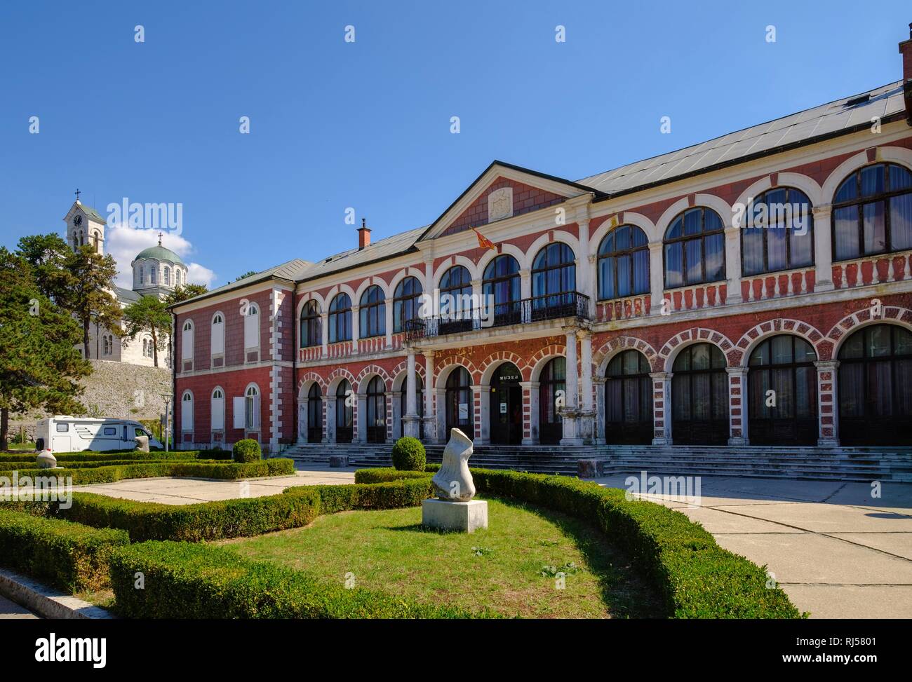 Museo en el Palacio Real, Dvorac kralja Nikole, Iglesia Sveti Vasilije, Niksic, Montenegro Foto de stock