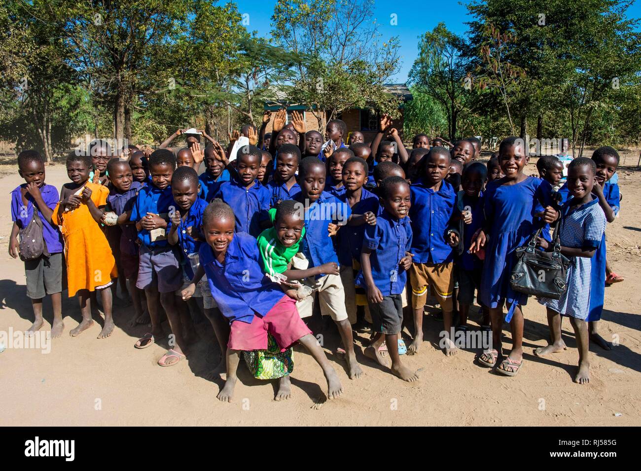 Muchos niños, alumnos en clase uniforme, Parque Nacional Liwonde, Malawi Foto de stock