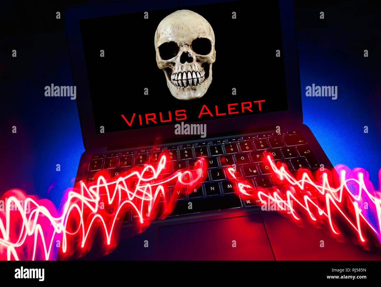 Portátil con Calavera y huesos cruzados en la pantalla, el símbolo de la imagen de alarma de malware, virus, delitos informáticos, protección de datos, Alemania Foto de stock
