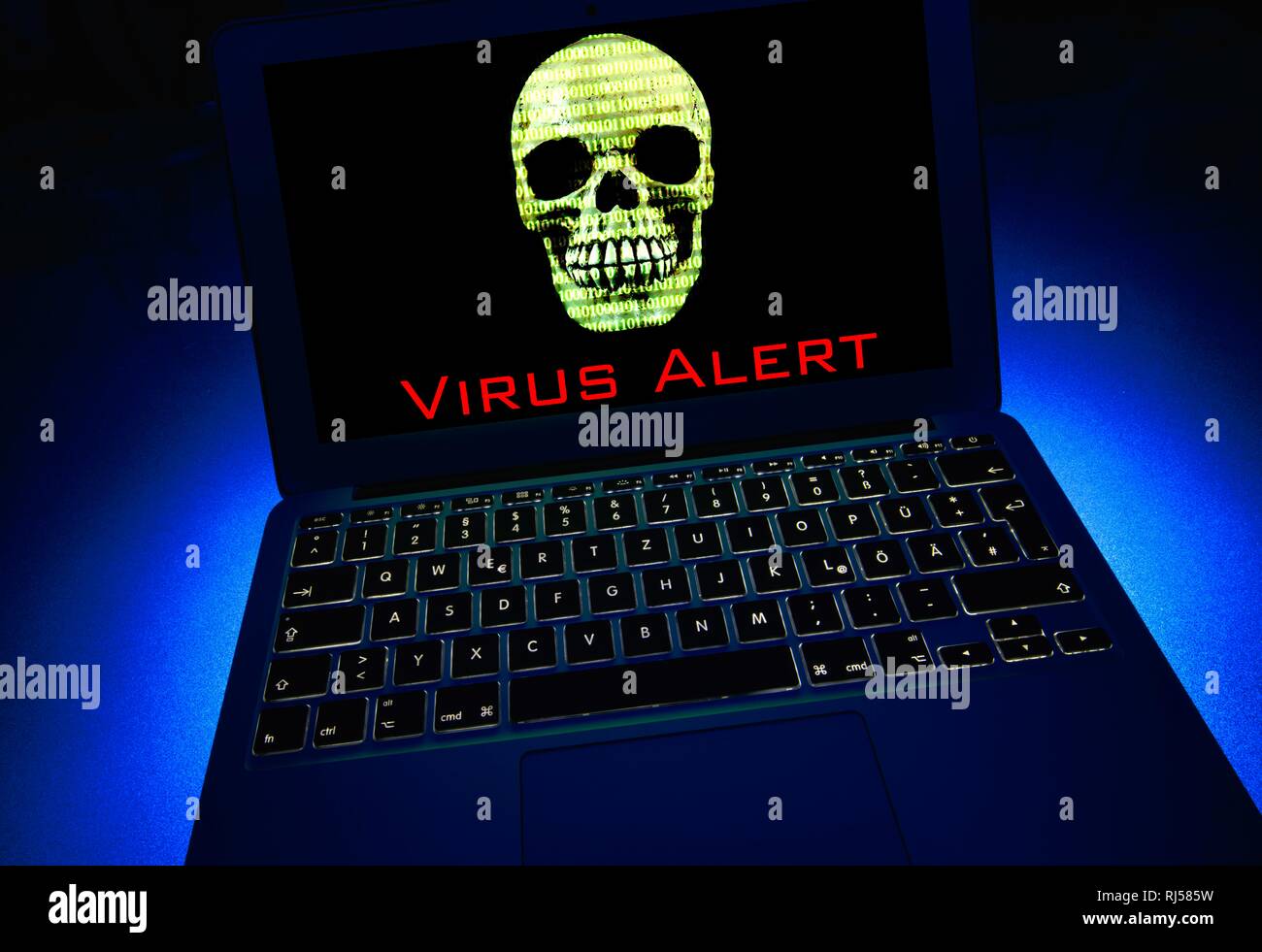 Portátil con Calavera y huesos cruzados y números binarios en la pantalla, el símbolo de la imagen de alarma de malware, virus, delitos informáticos Foto de stock