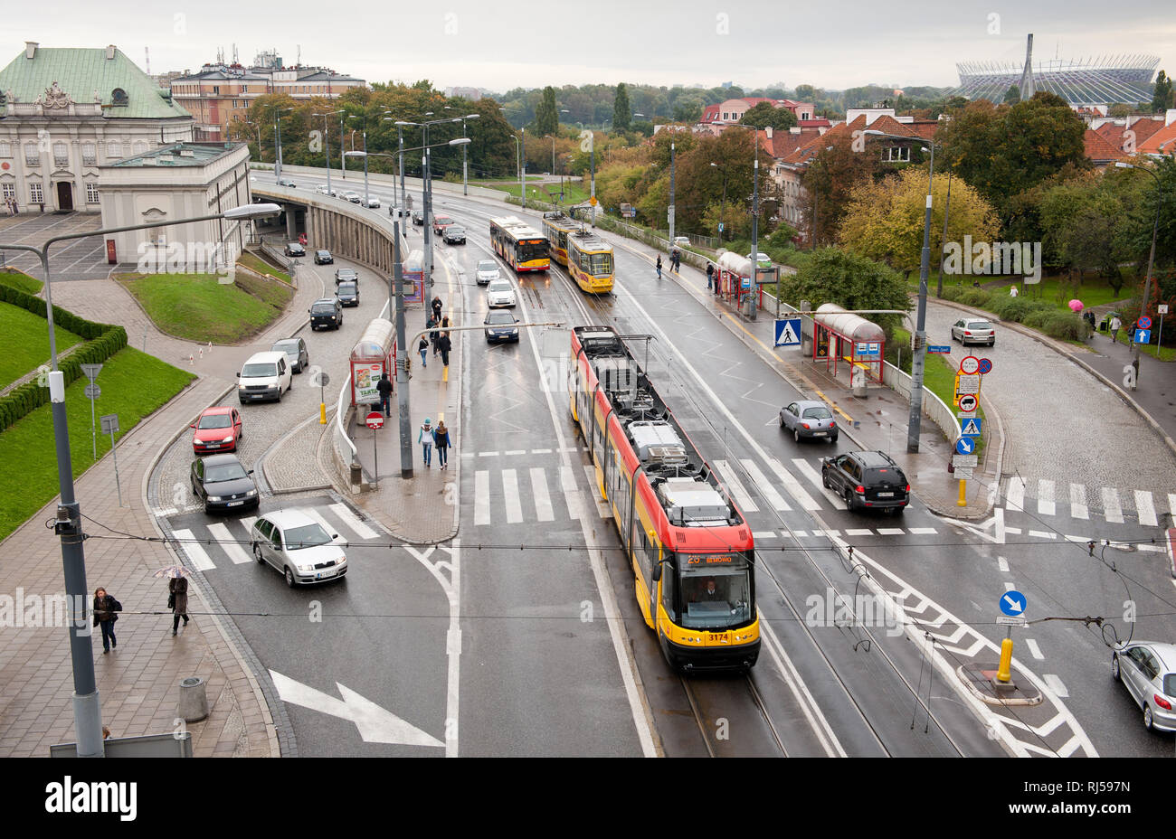 Los coches y autobuses de transporte público en Varsovia tramcars vistas  del casco antiguo de la ciudad, día lluvioso, peatones caminar sobre el  pavimento, Trasa W-Z, Varsovia, Polonia, Europa Fotografía de stock -