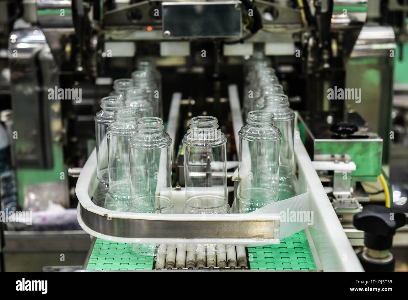 Botellas de vidrio transparente la transferencia de los sistemas de cintas transportadoras automatizadas para el paquete de automatización industrial Foto de stock